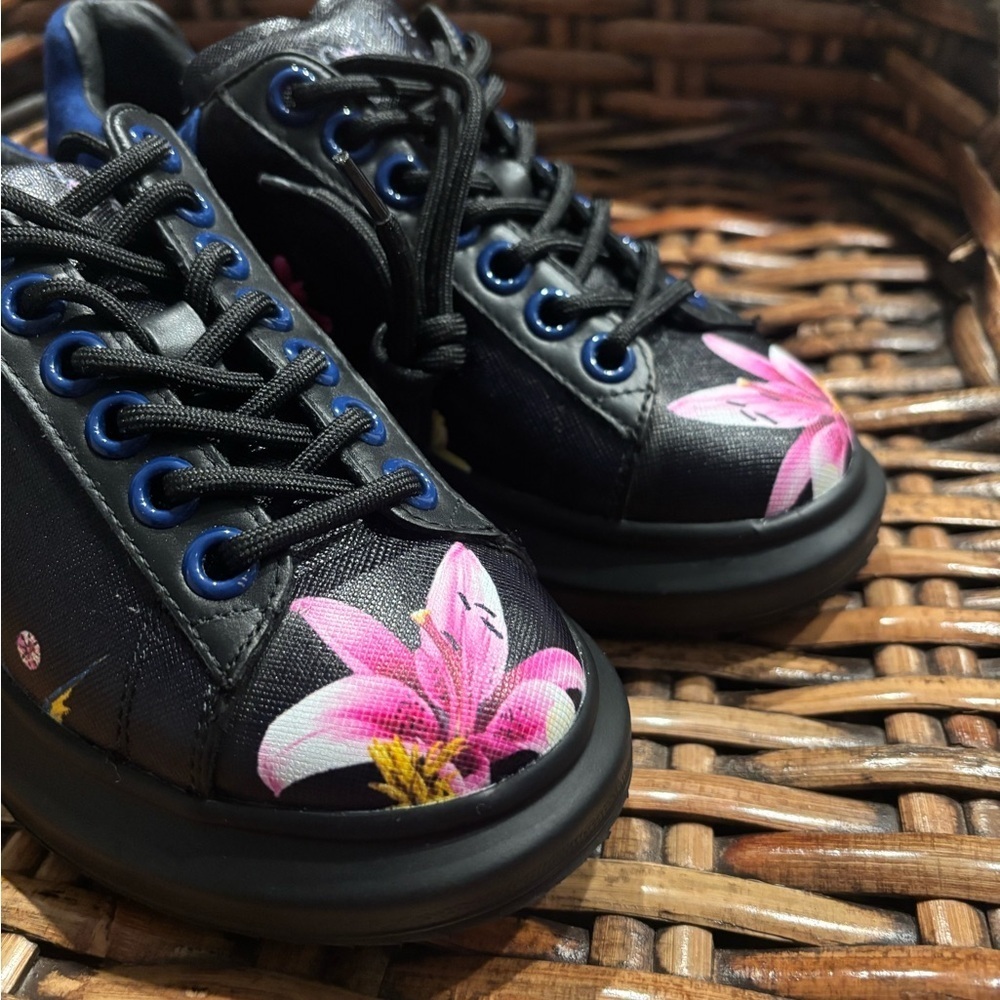 Hollie Watman Babes in Toyland Fashion
Sneakers. Size 6.5 Never worn ! - Picture 8 of 11